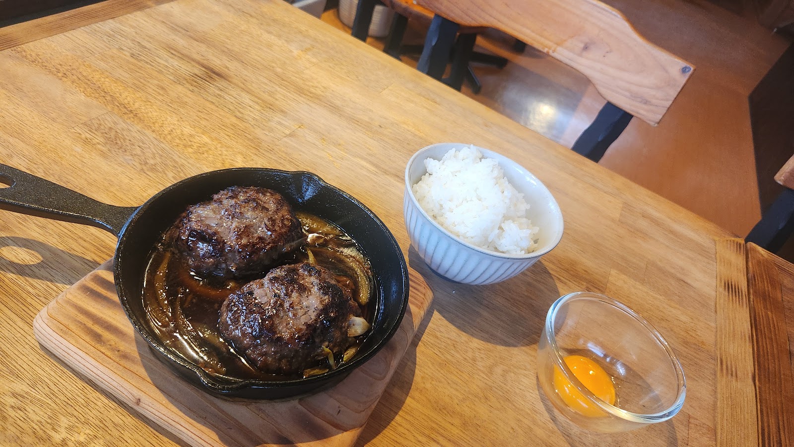 和牛ハンバーグとご飯の写真